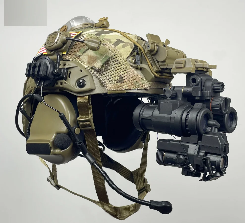 Chaleco táctico antibalas camuflaje con casco y equipo de entrenamiento