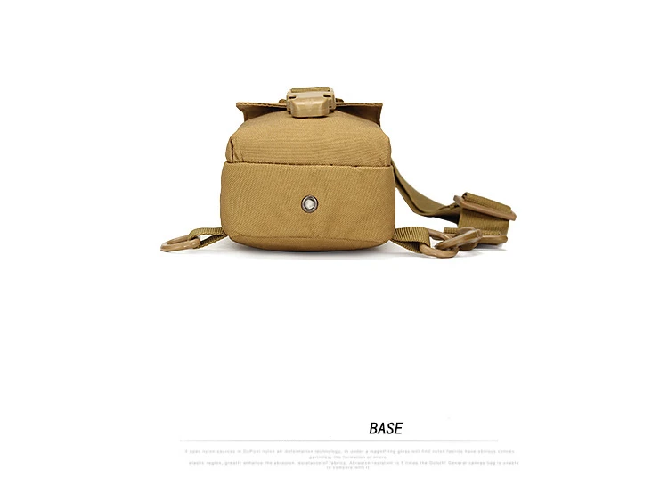Modelo femenino usando la bolsa en entorno urbano