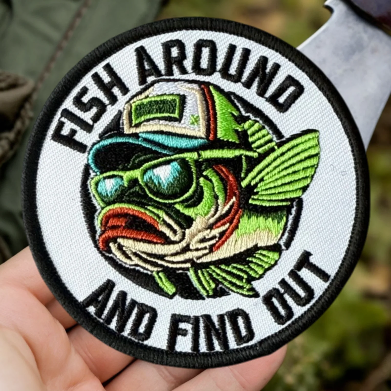 Parche bordado FISH AROUND lubina – Insignia táctica velcro para chalecos y mochilas - imagen 2