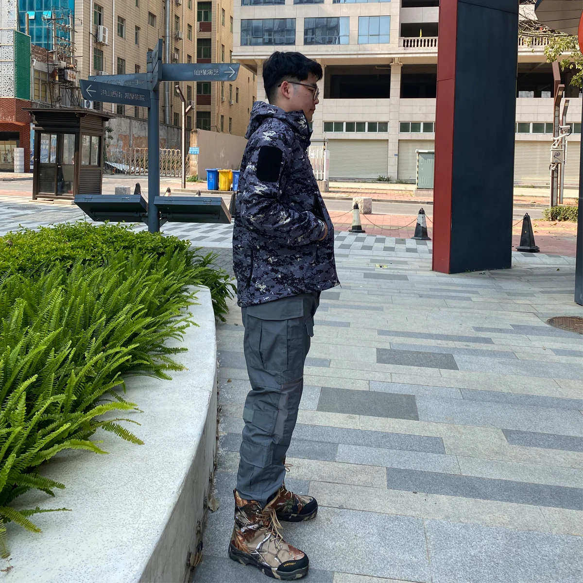 Chaqueta táctica de camuflaje para hombre en uso exterior