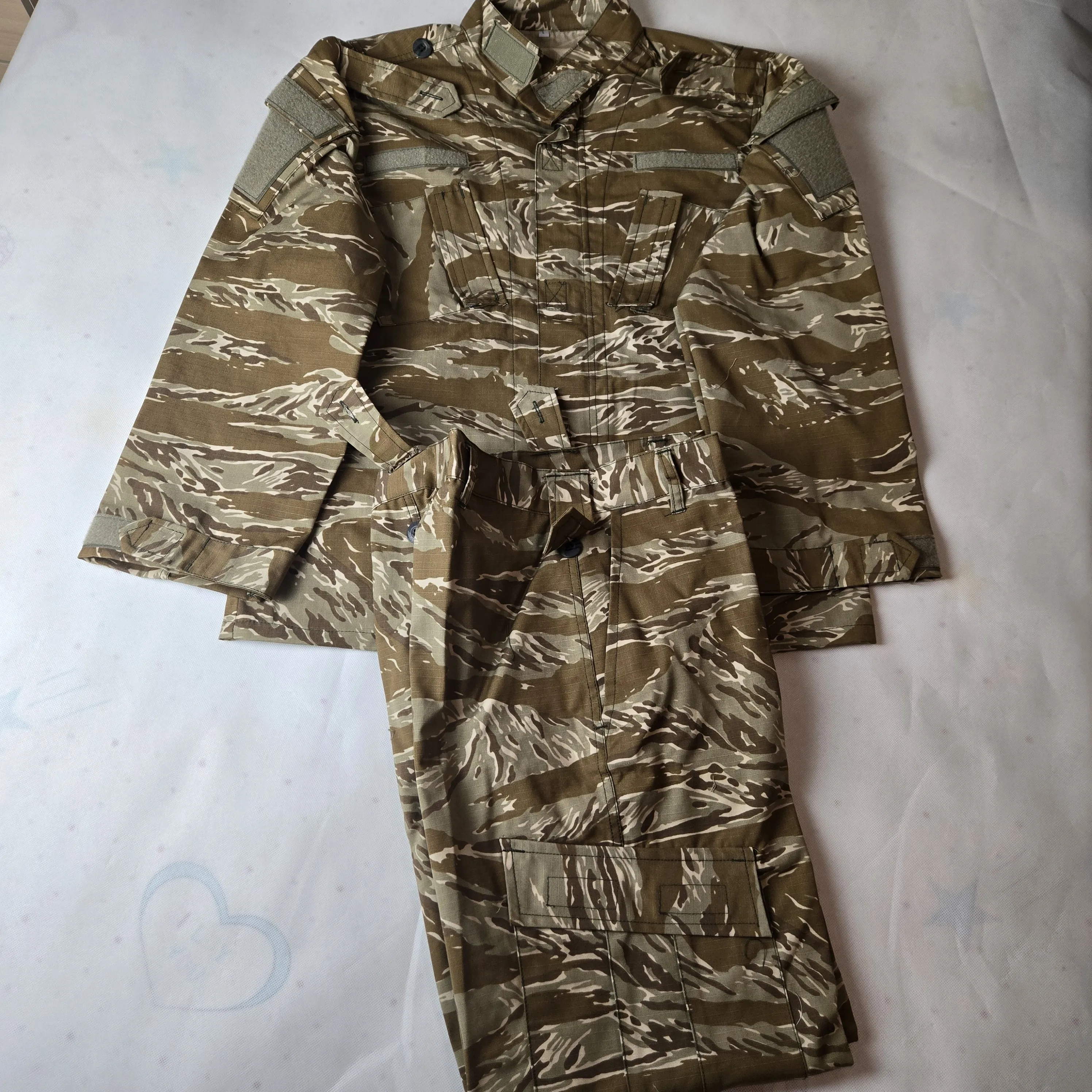 Uniforme camuflaje ripstop resistente al desgaste con bolsillos