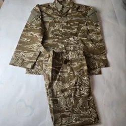 Uniforme camuflaje ripstop resistente al desgaste con bolsillos