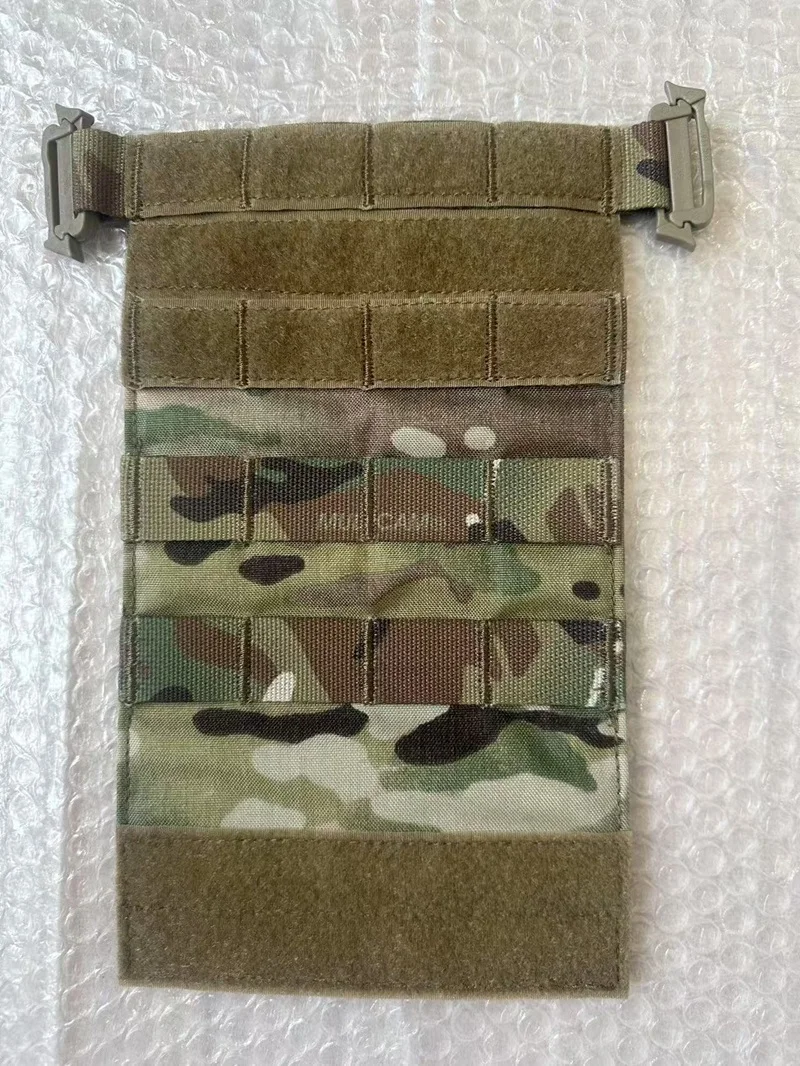 Ejemplo de placa con accesorios MOLLE