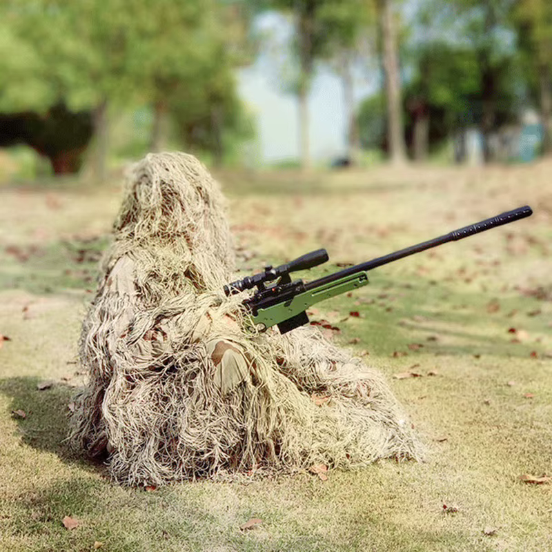 Vista del traje ghillie con camuflaje 3D de hierba