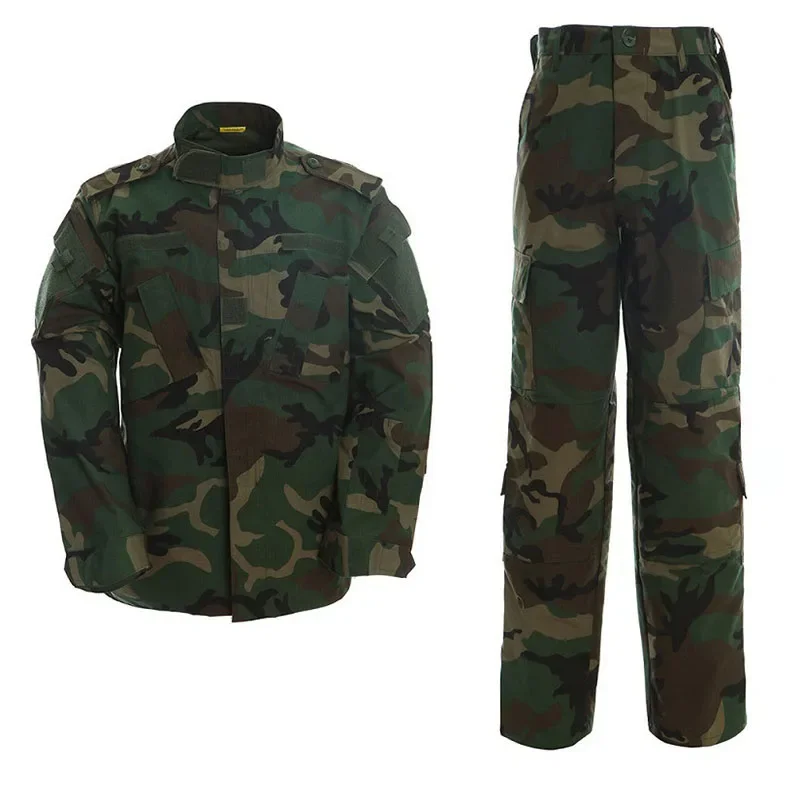 Uniforme táctico ACU en uso activo