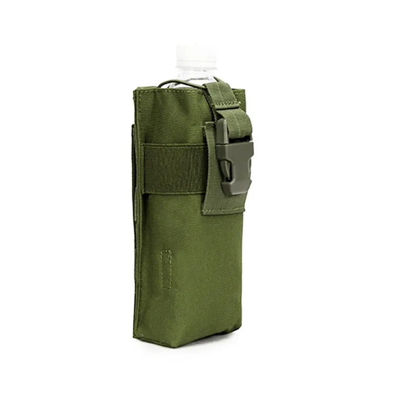Bolsa fijada a un chaleco táctico con accesorio Molle visible