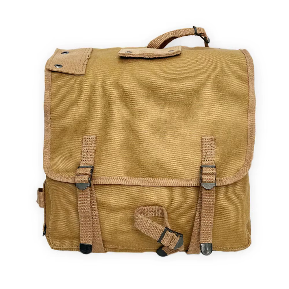Imagen de la mochila puesta sobre fondo natural, lista para usar