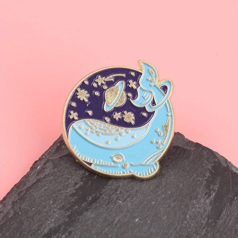 Pin táctico ballena zafiro con estrellas doradas y anillos Saturno - imagen 5