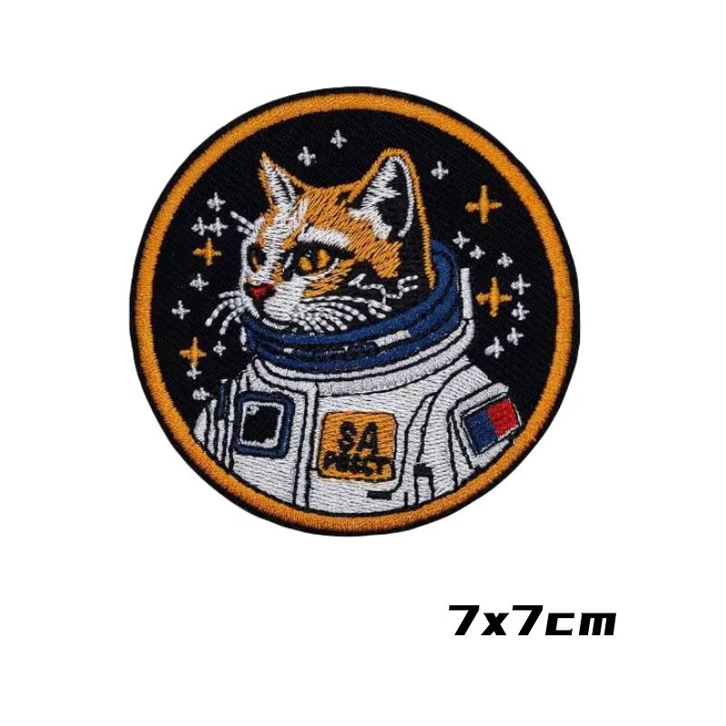 Detalle del parche bordado de gato astronauta con fondo espacial