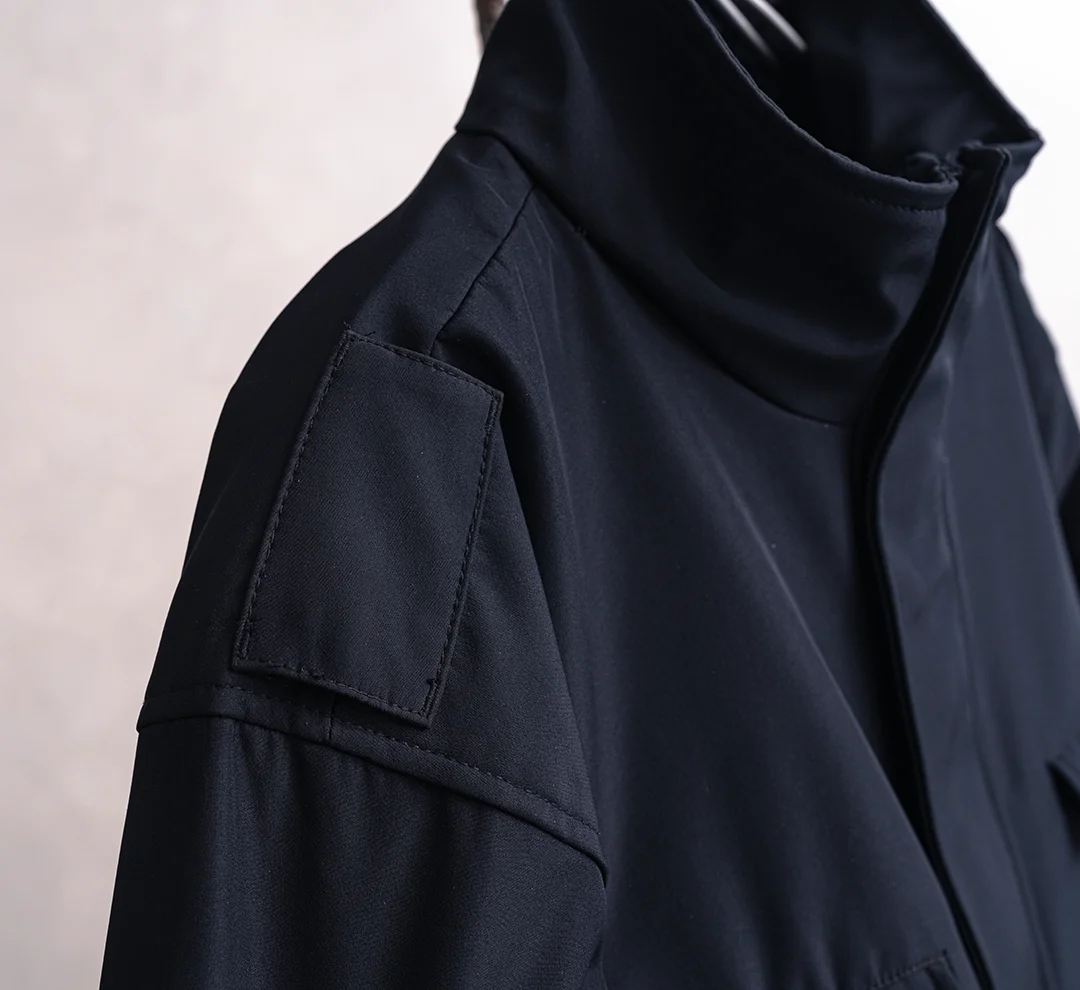 Chaqueta impermeable y cortavientos corto en uso