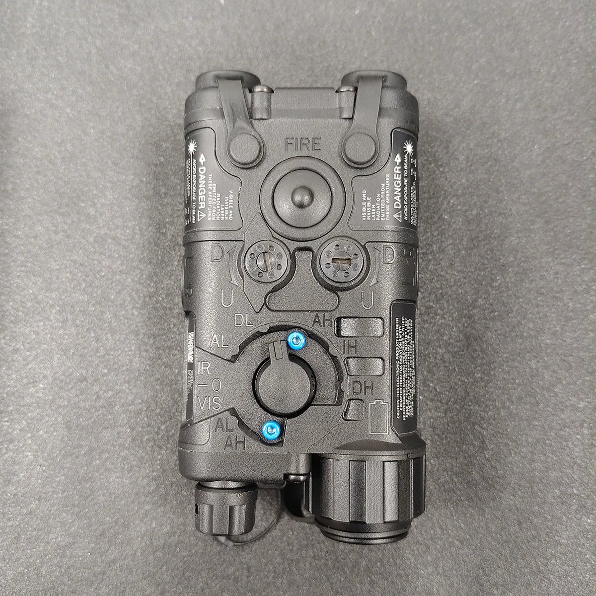 Detalle de la linterna táctica y sus controles
