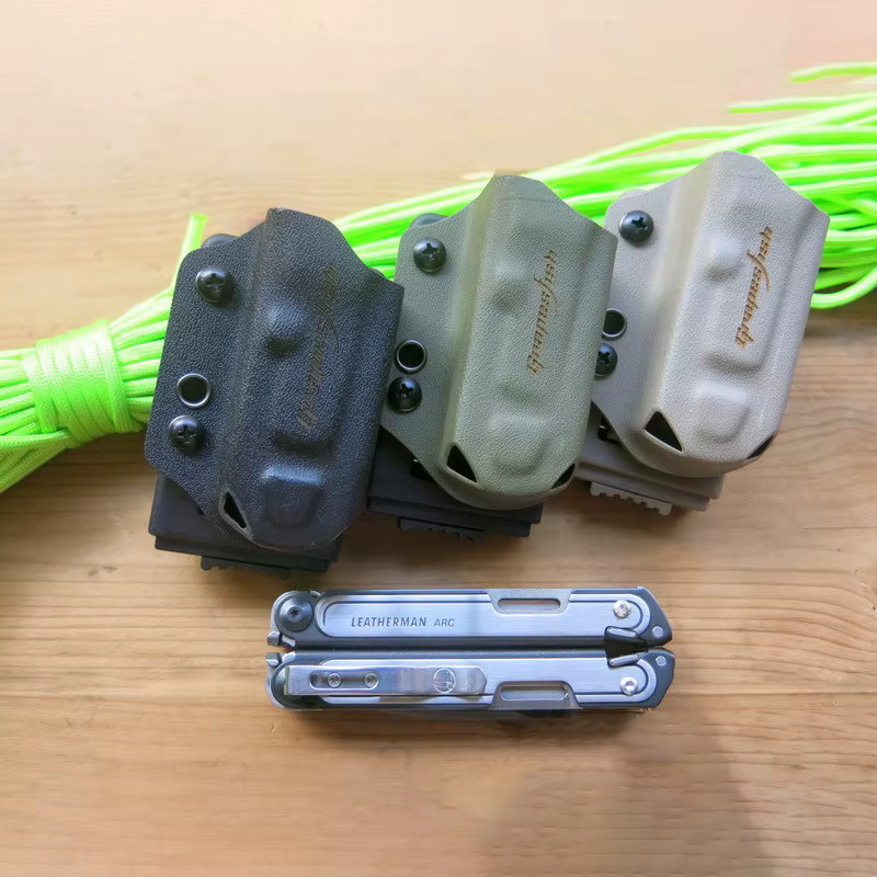 Funda KYDEX negra puesta sobre alicates Leatherman ARC