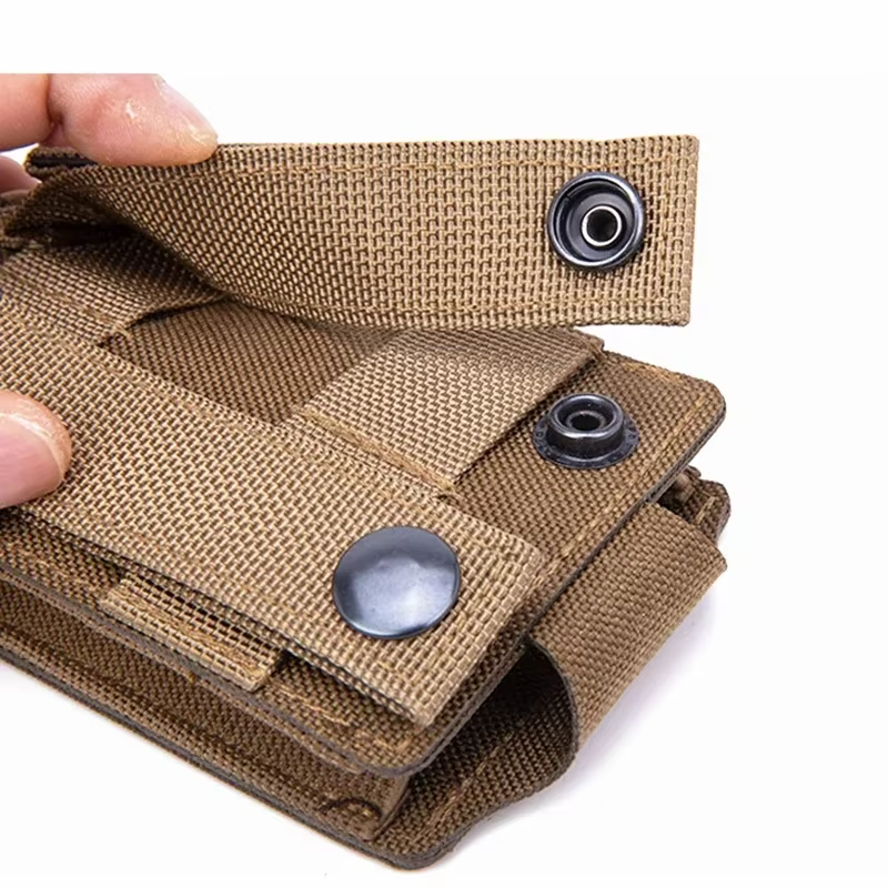 Bolsa táctica Molle M4 para pistola y linterna con tapa abierta - imagen 4