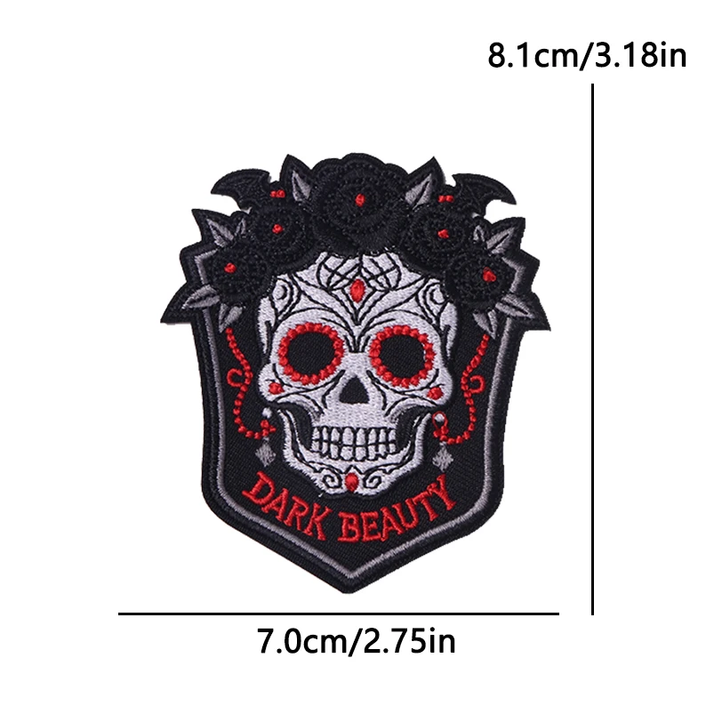 Variante de diseño de calavera con detalles góticos