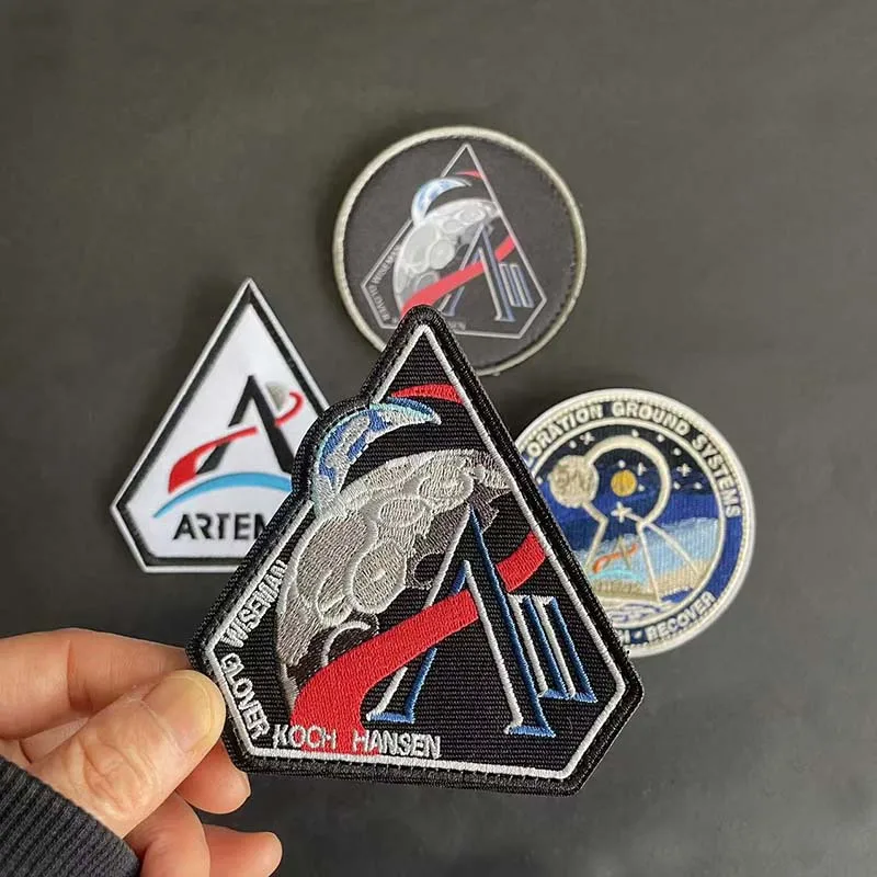 Aplicación del emblema en accesorio