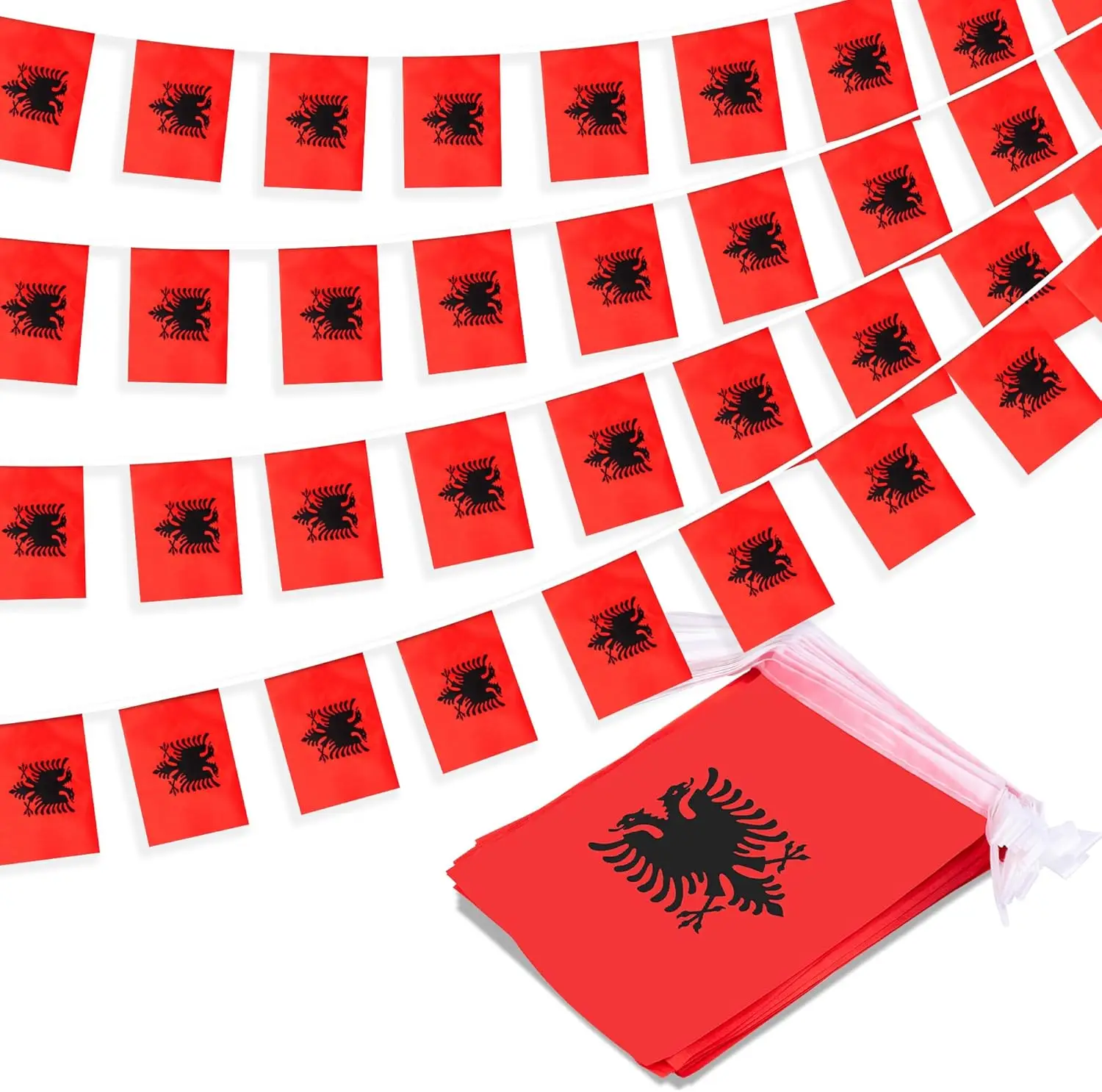 Banderines de Albania en cadena decorativa