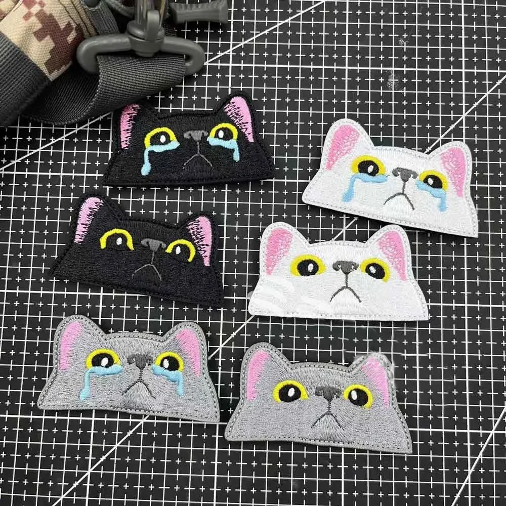 Parche bordado de gato con colores claros y detallados