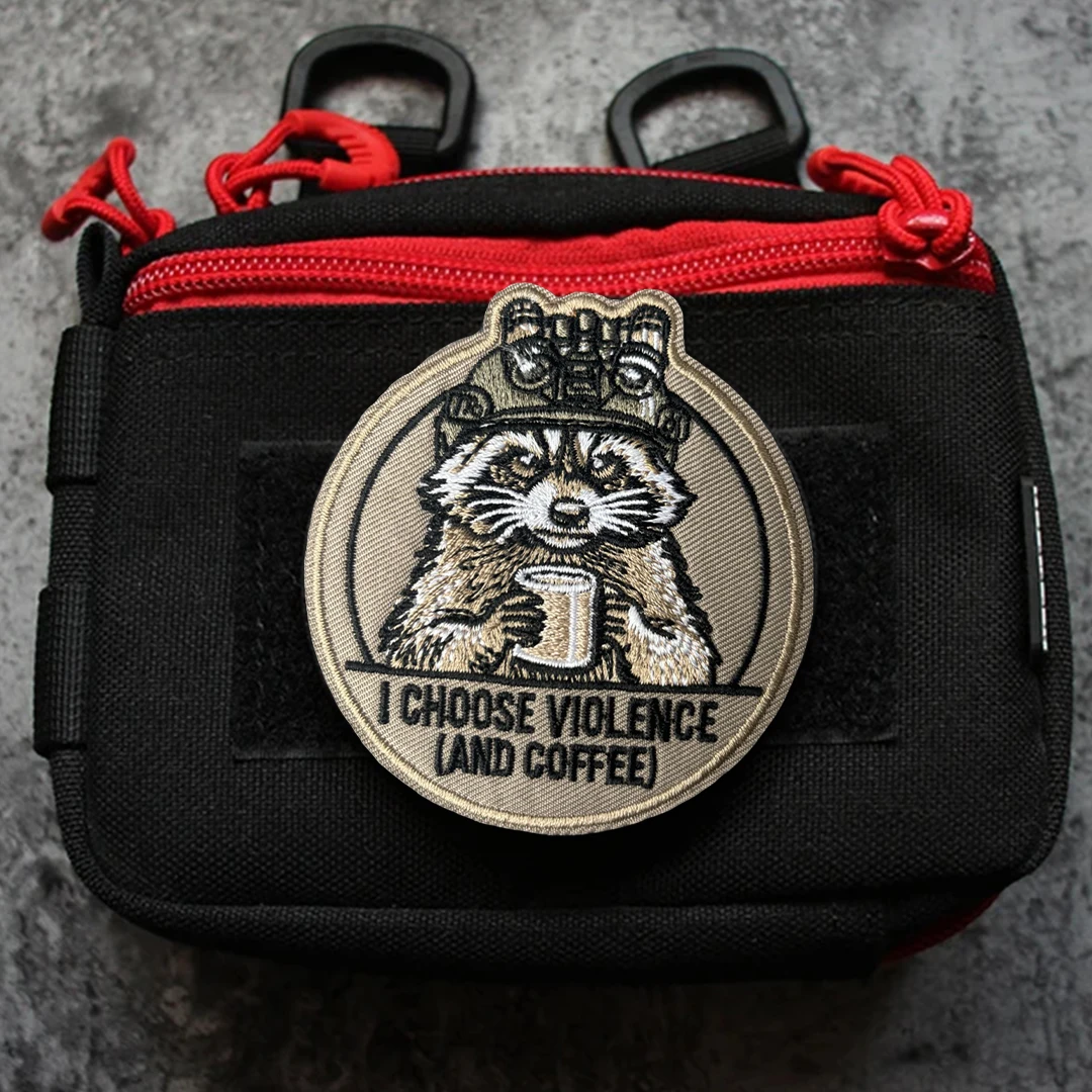 Parche táctico bordado mapache café con velcro para mochila - imagen 2