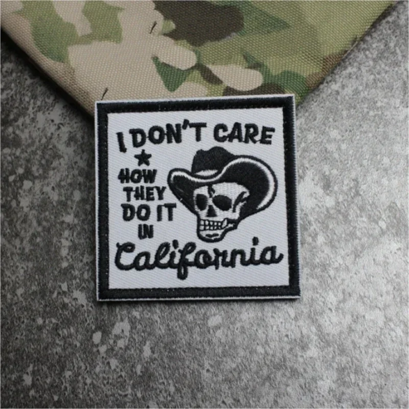 Parche bordado calavera QR – Sistema gancho y bucle táctico para mochila - imagen 3