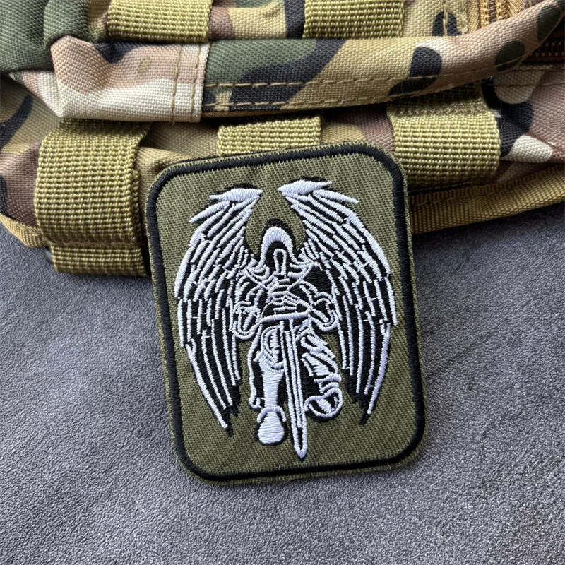 Diseño de ángel estilo insignia
