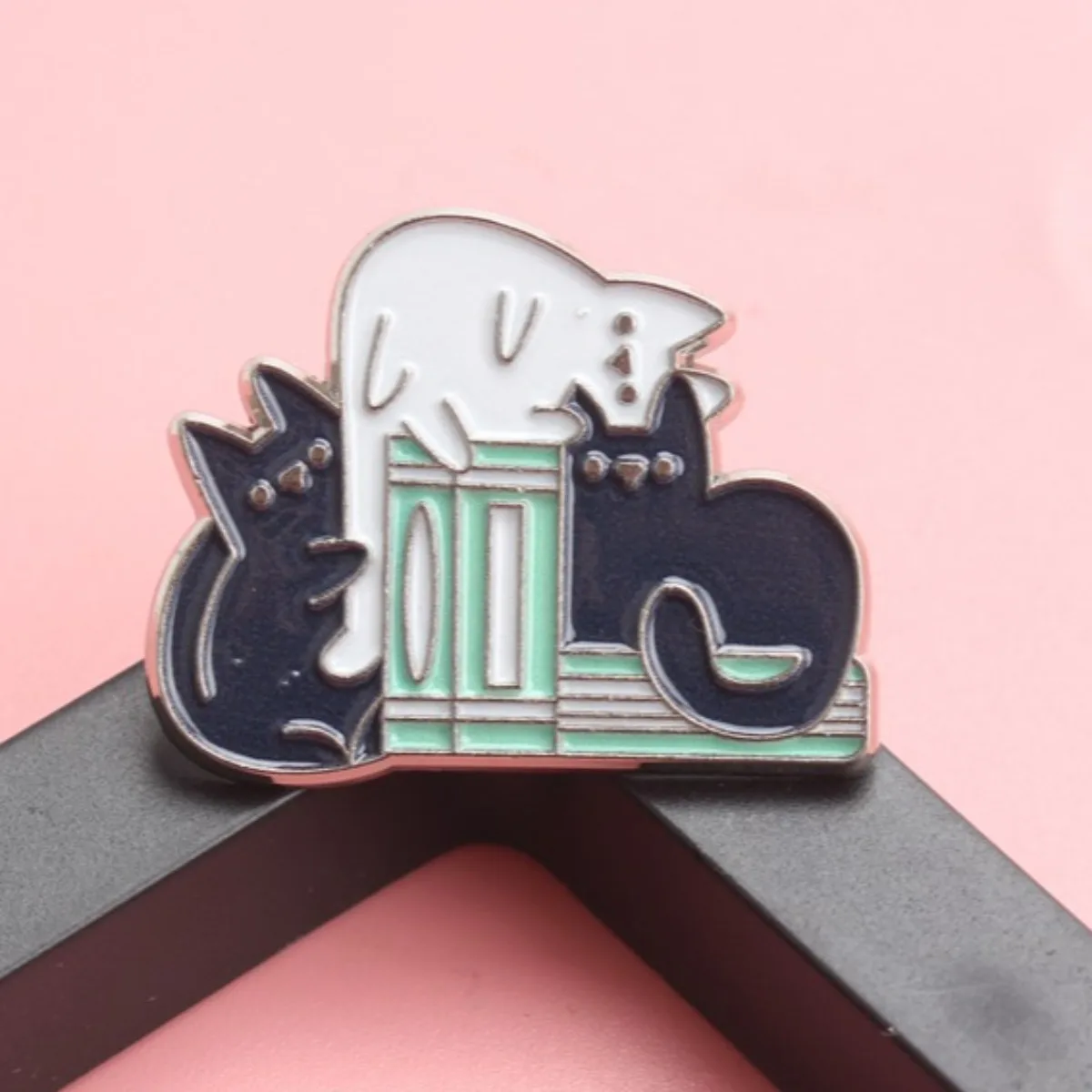 Broche vintage gato y libro – accesorio encantador para leer - imagen 3