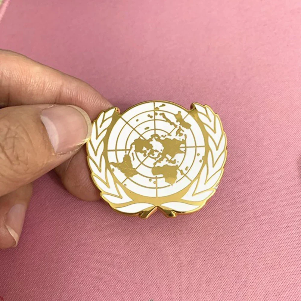 Insignia ONU metálica para boina con broche