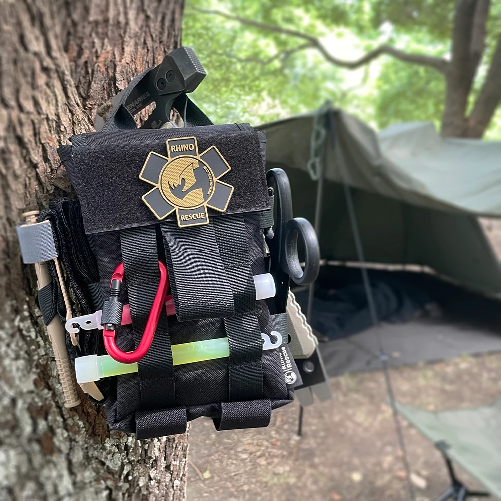 Vista frontal de la bolsa IFAK Rhino Rescue mostrando sus correas MOLLE y cremalleras