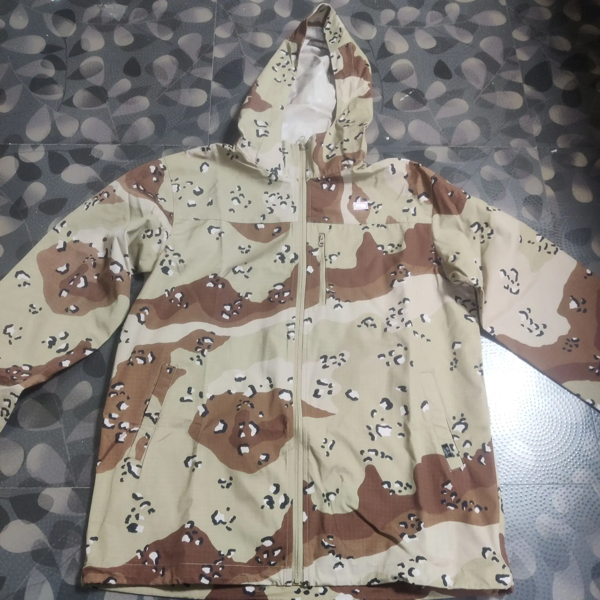 Detalle de la chaqueta táctica camuflada con patrón