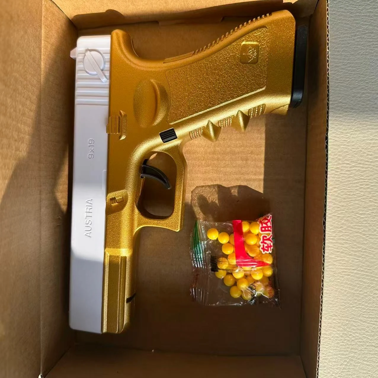 Pistola de juguete oro y plata
