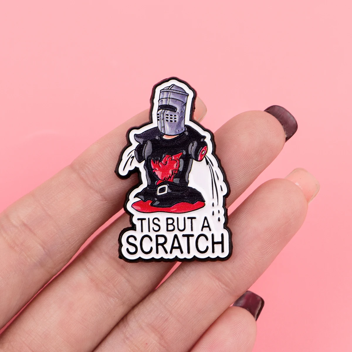Pin esmaltado Caballero Negro – 'Tis But A Scratch' para mochila - imagen 3