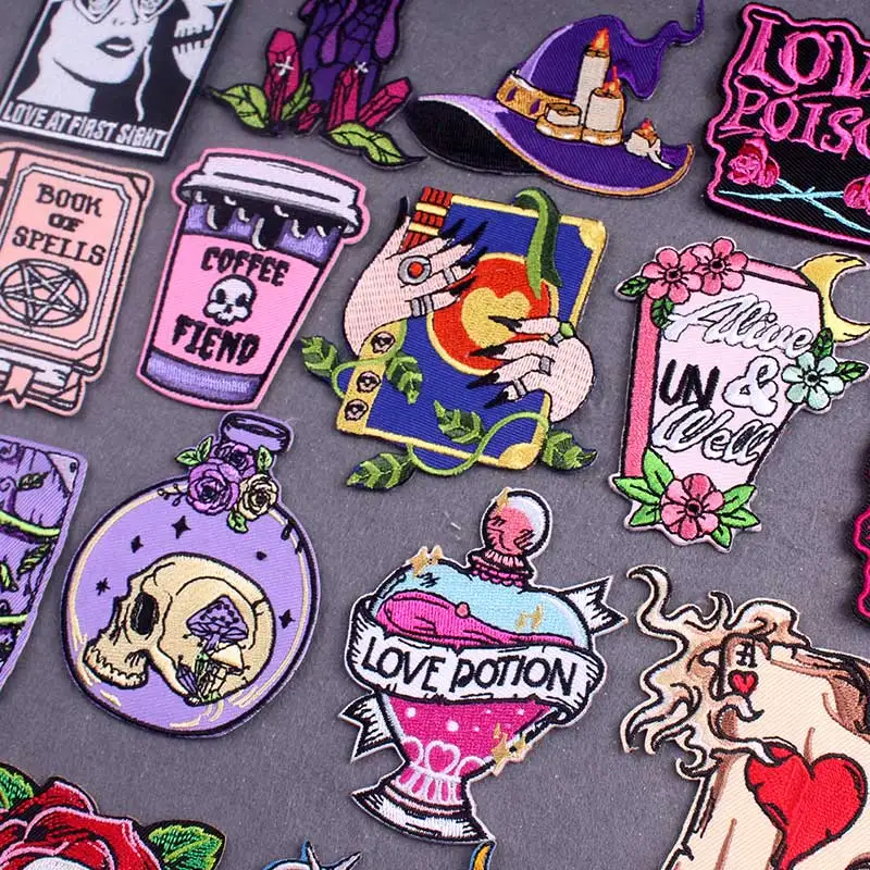 Parche bordado de bruja con diseño punk y rayas