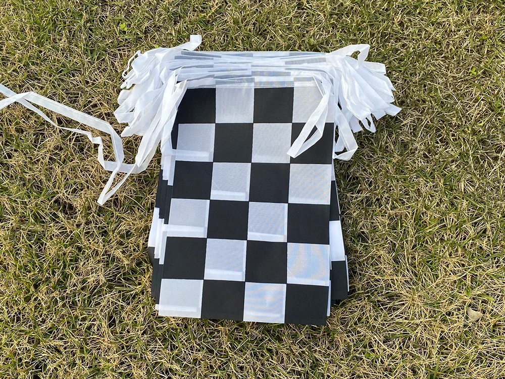 Bandera triangular a cuadros temática de carreras para fiestas