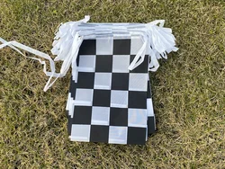 Bandera triangular a cuadros temática de carreras para fiestas