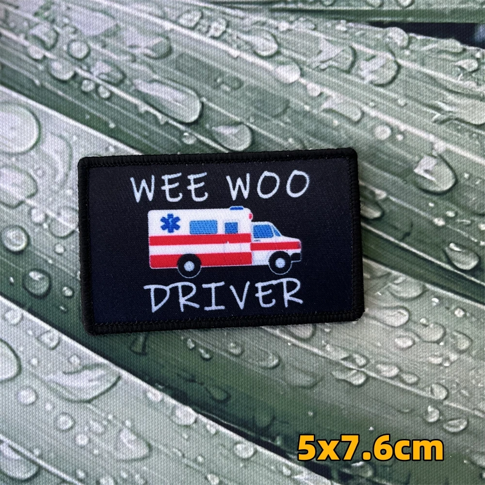 Parche de conductor Wee Woo en fondo oscuro