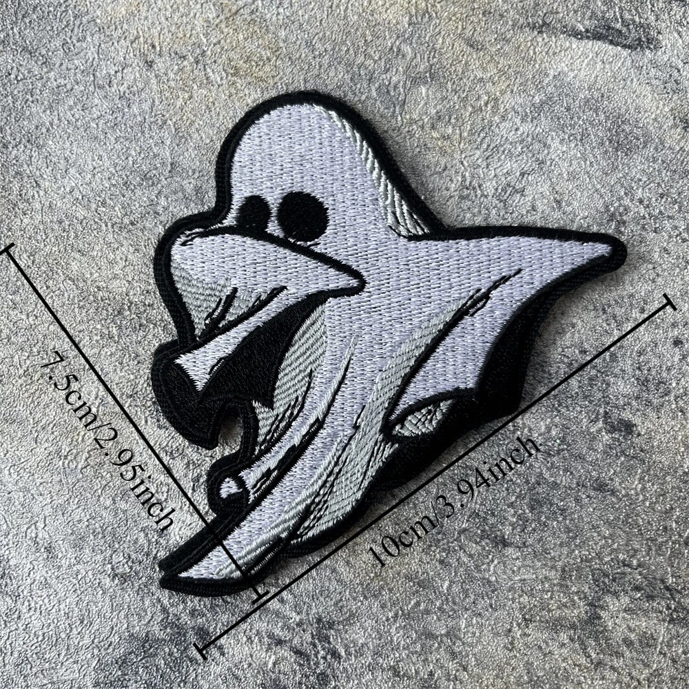 Parche de fantasma bordado sobre fondo oscuro con detalle del bordado