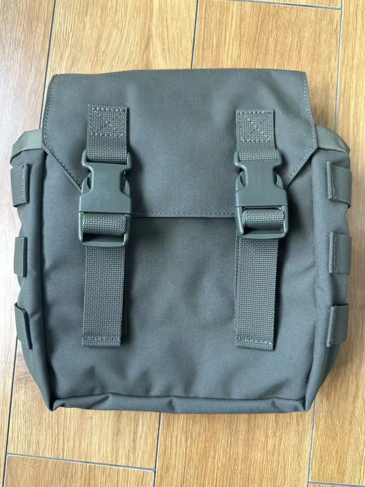 Bolso MC RG con compartimentos visibles