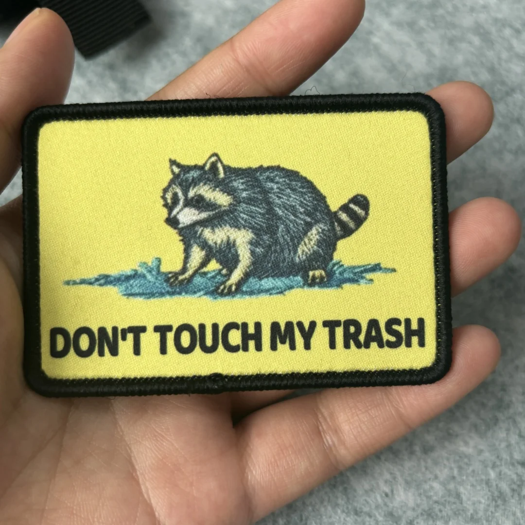 Parche Velcro impreso mapache Don't Touch My Trash para mochila - imagen 4