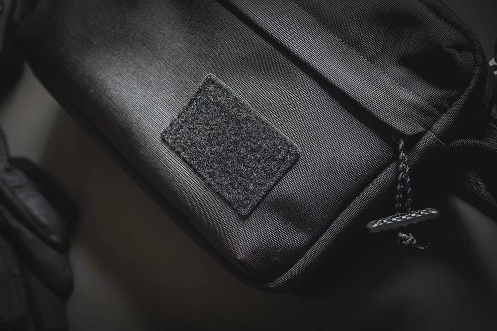 Persona usando el bolso cruzado