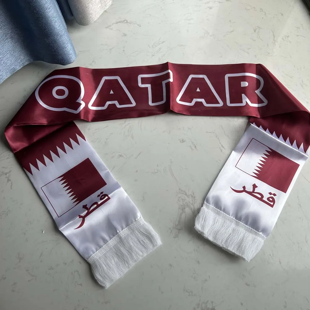 Bufanda Qatar fútbol doble cara satén estampada con borlas - imagen 2