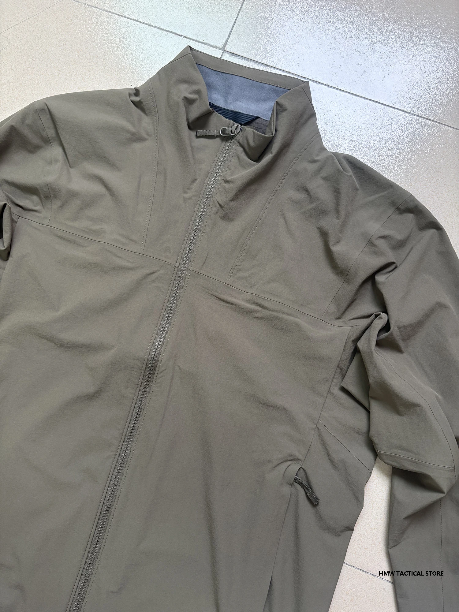 Chaqueta impermeable de exterior con goma, cuello alto, corte 3D - imagen 4