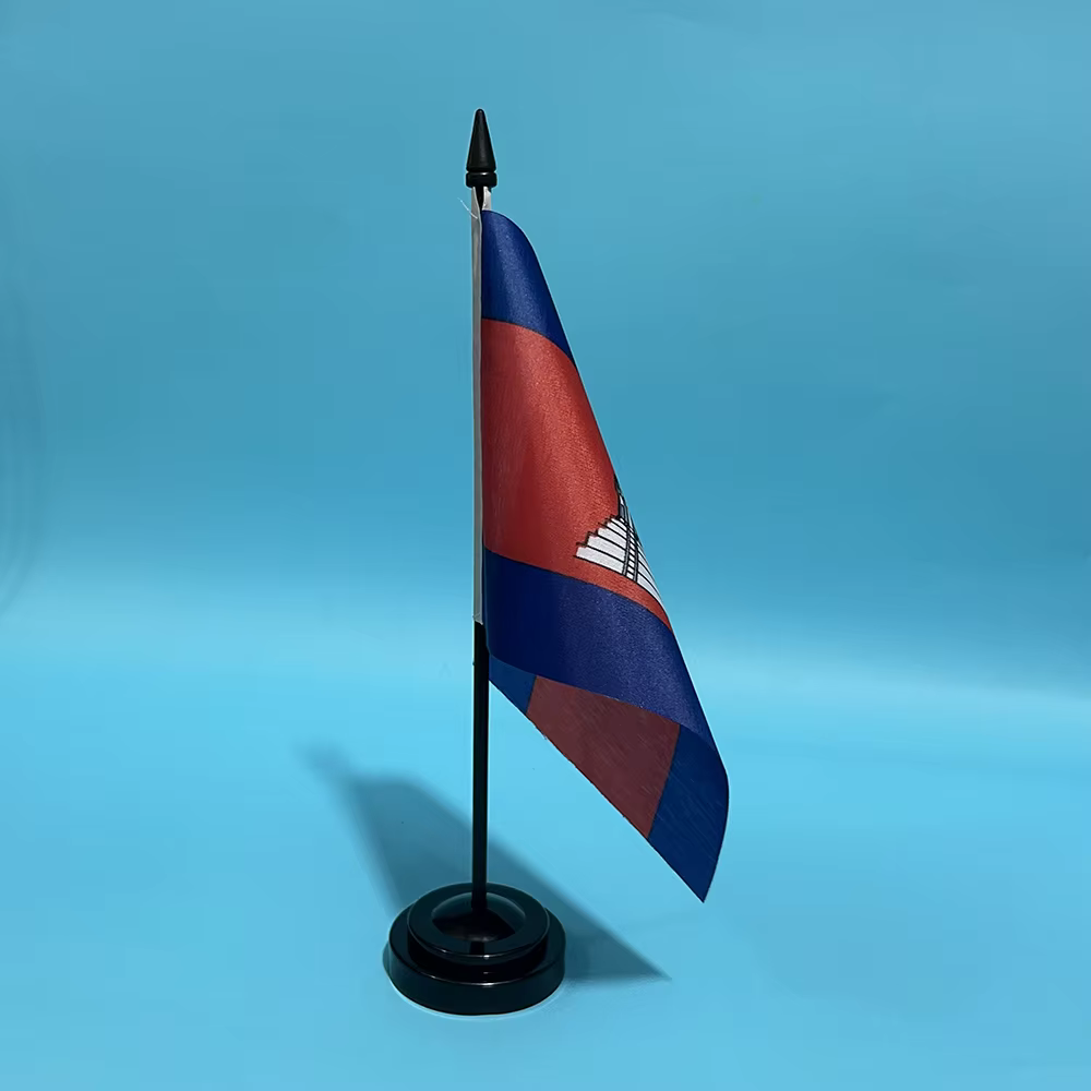 La bandera de Camboya de escritorio de cerca, mostrando el tejido de poliéster