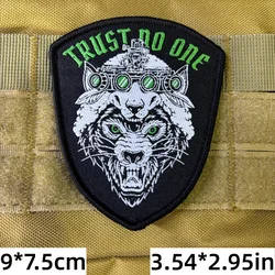 Parche táctico bordado Trust No One Wolf visión nocturna con velcro