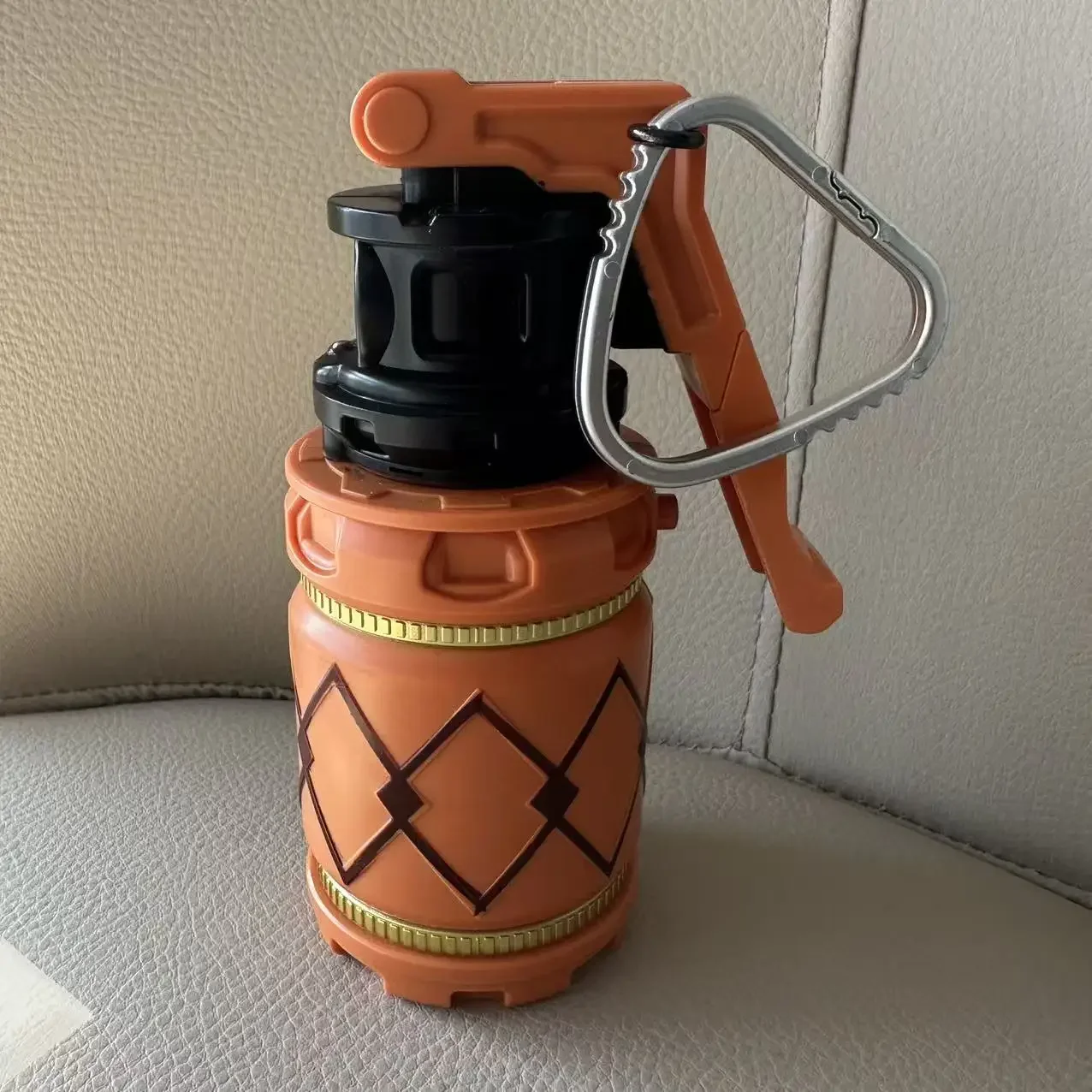Lanzador de pelotas suave naranja con patrón de rombo