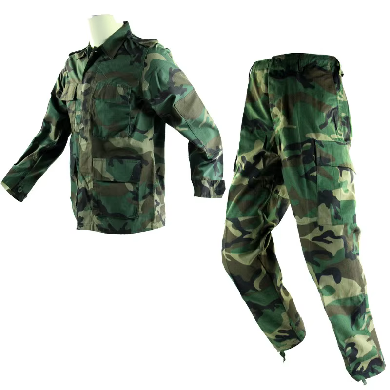 Vista de chaqueta y pantalón con diseño camuflado
