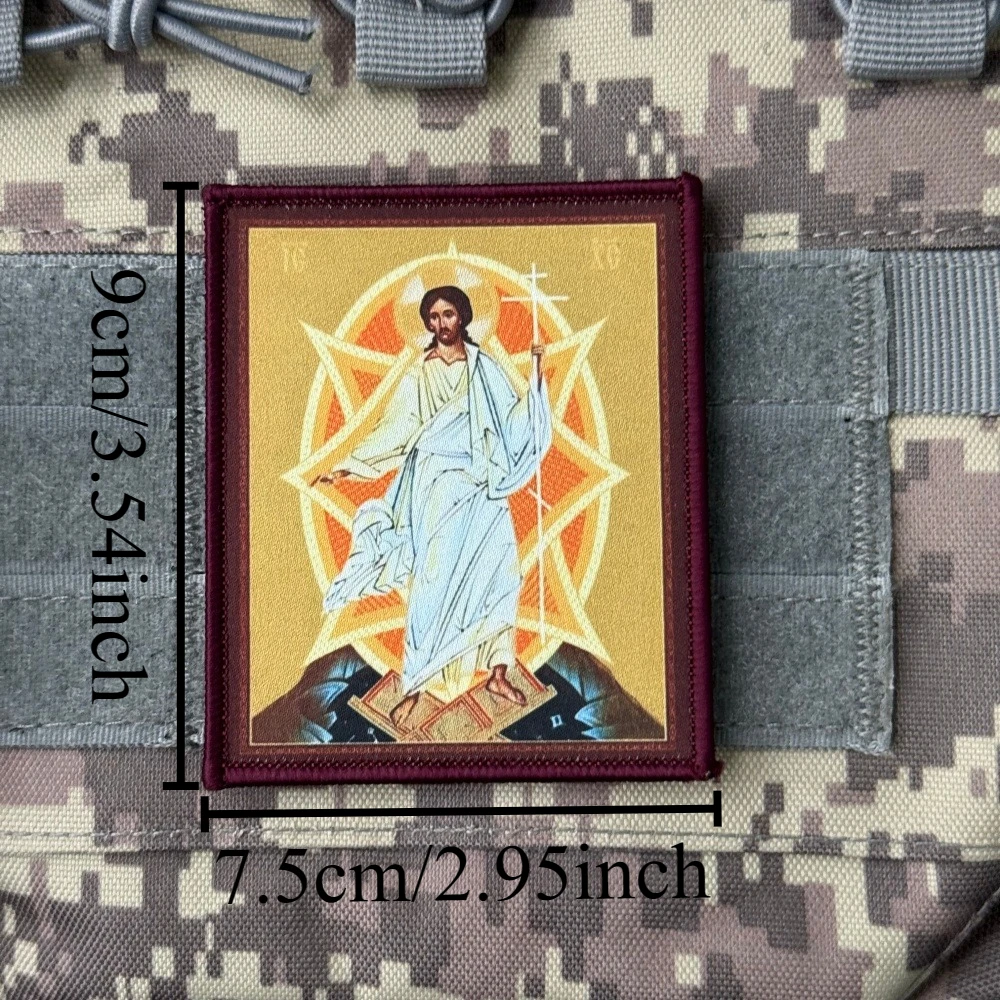 Detalle del bordado de un ángel ortodoxo sobre fondo verde militar