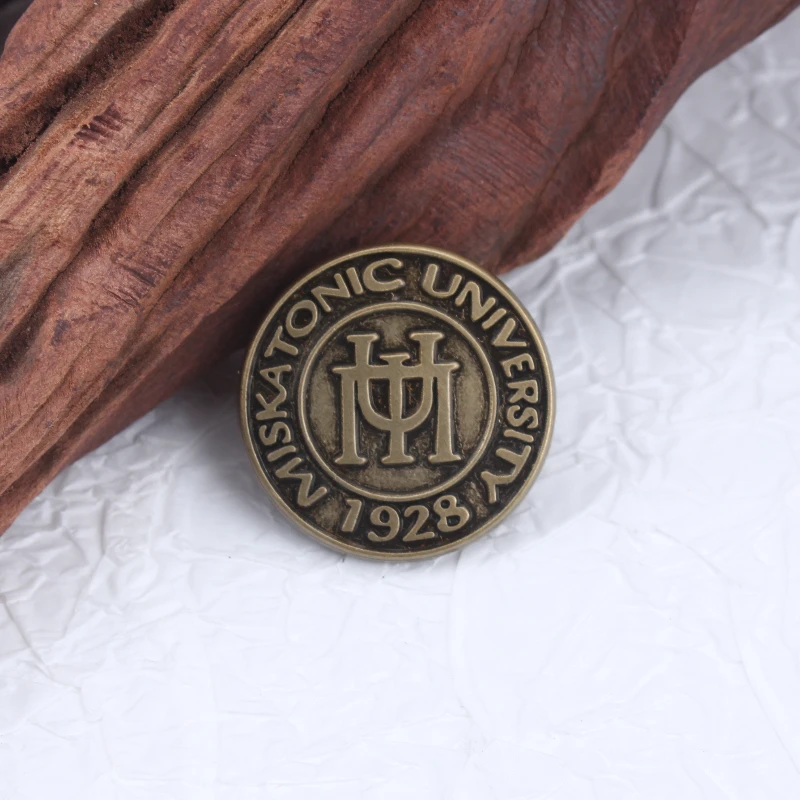 Insignia metálica Universidad Miskatonic – broche Cthulhu para ropa - imagen 2