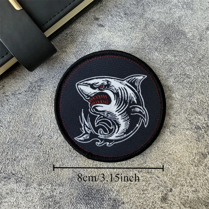 Parche táctico de tiburón con diseño de mandíbulas abiertas