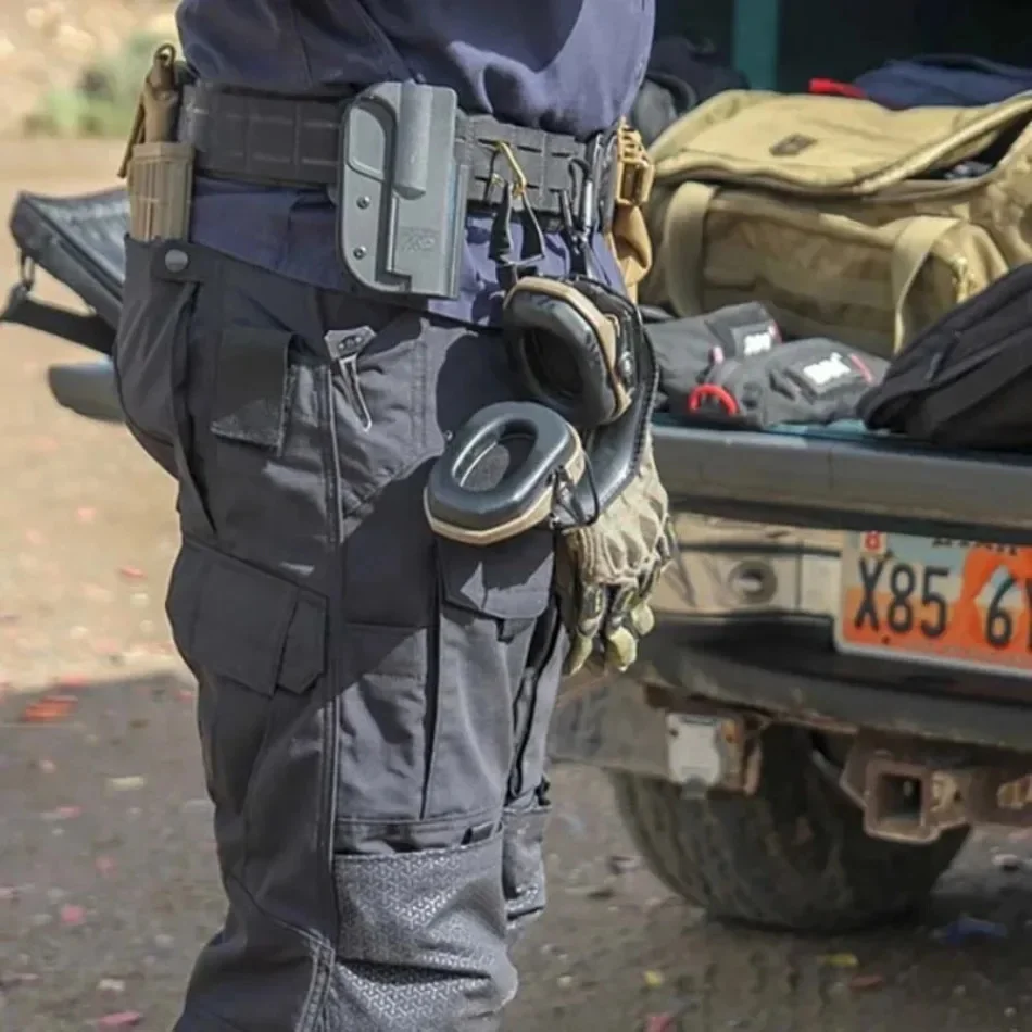 Pantalón táctico en uso para actividades al aire libre