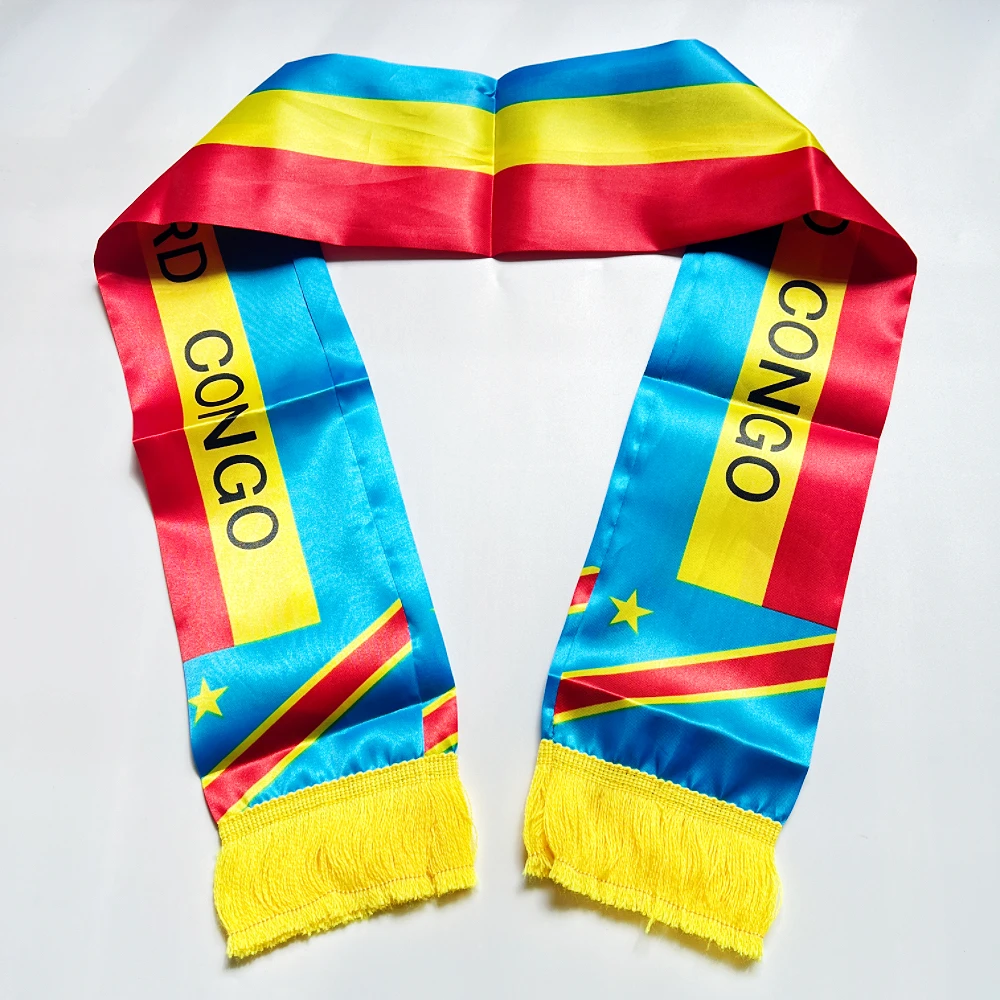 Bufanda Congo 2026 de satén con estampado doble cara y borlas