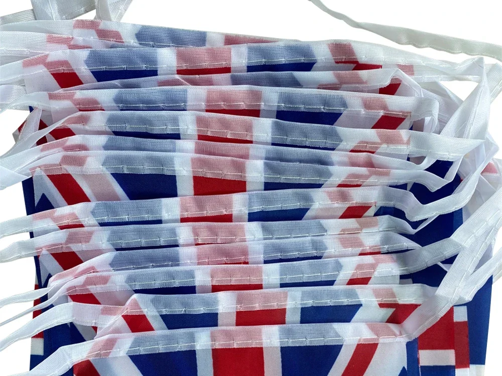 Banderines colgando en una fiesta al aire libre